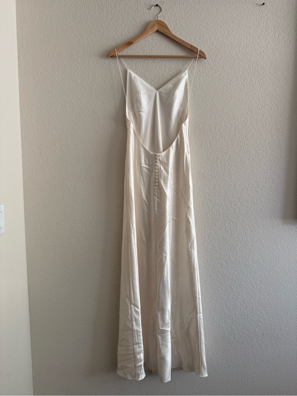 Elegant Ivory Backless Slip Dress with Button Detail - Picture 4 of 10